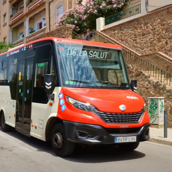 Barcellona, il comune fa sparire da Google Maps il bus 116 dopo le proteste dei residenti: “Troppi turisti, non riusciamo ad utilizzarlo”