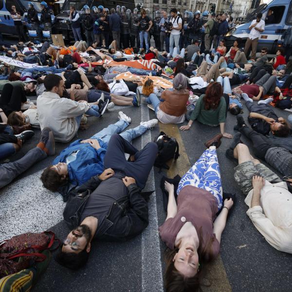 Sicurezza, via libera alla norma anti-Gandhi: vietate manifestazioni, flash mob e sit-in con resistenza passiva modello ‘Ultima generazione’