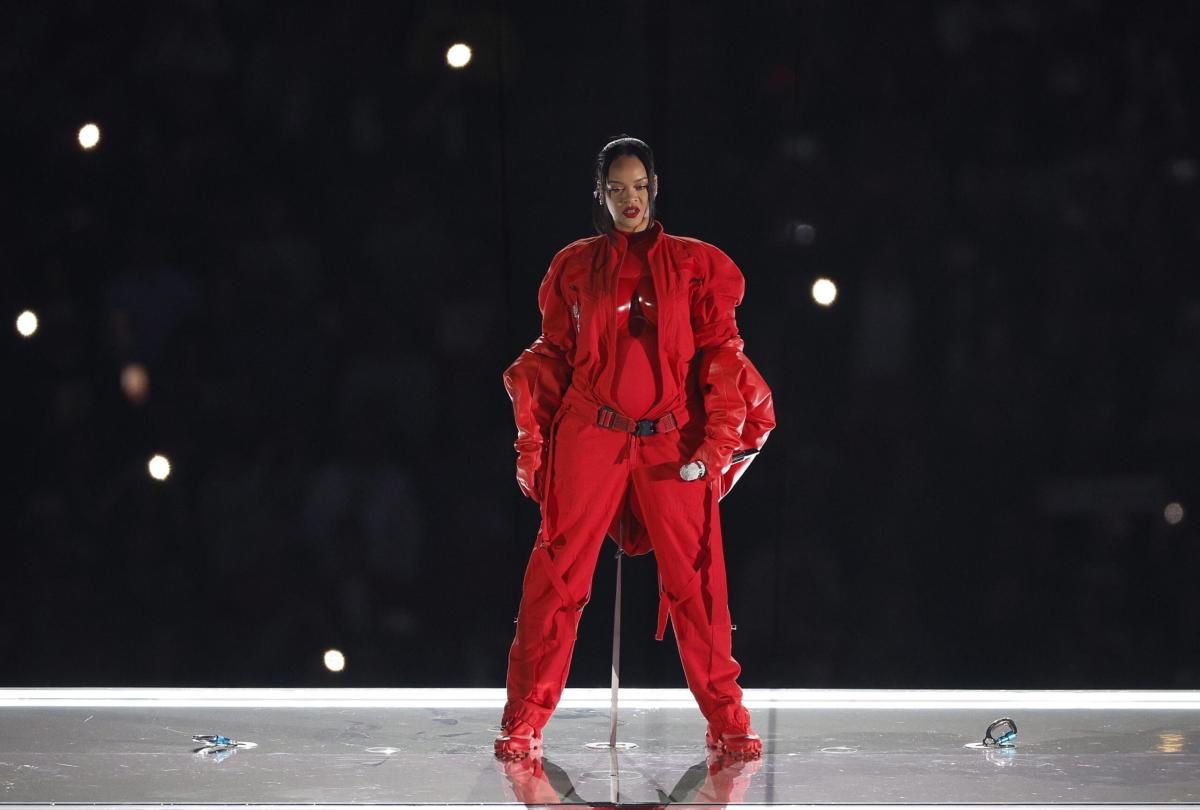 Super Bowl, Rihanna si esibisce in total red e annuncia la seconda …