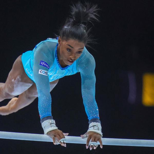 Simone Biles, età, marito, altezza e la storia della ginnasta protagonista ai Mondiali di Anversa