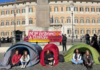 Tende davanti a Montecitorio per il caro affitti, gli studenti “riu…