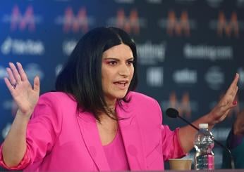 Laura Pausini prima è “positiva al Covid”, poi ritira la notizia: come sta la cantante? La verità