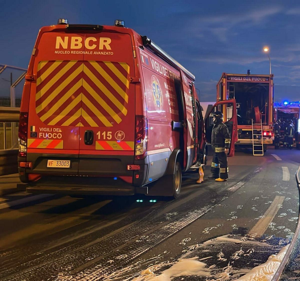 Novara, incendio in un micro nido di Briga: vigili del fuoco a lavoro