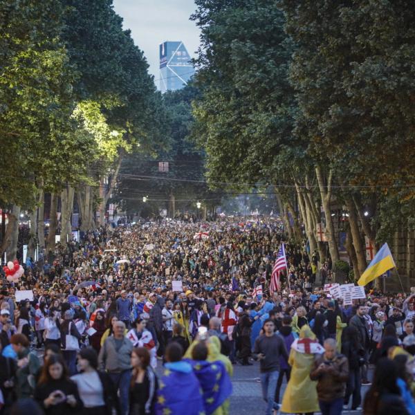 Georgia, migliaia di cittadini in piazza a Tbilisi contro la ‘legge russa’: “No alla dittatura” | VIDEO