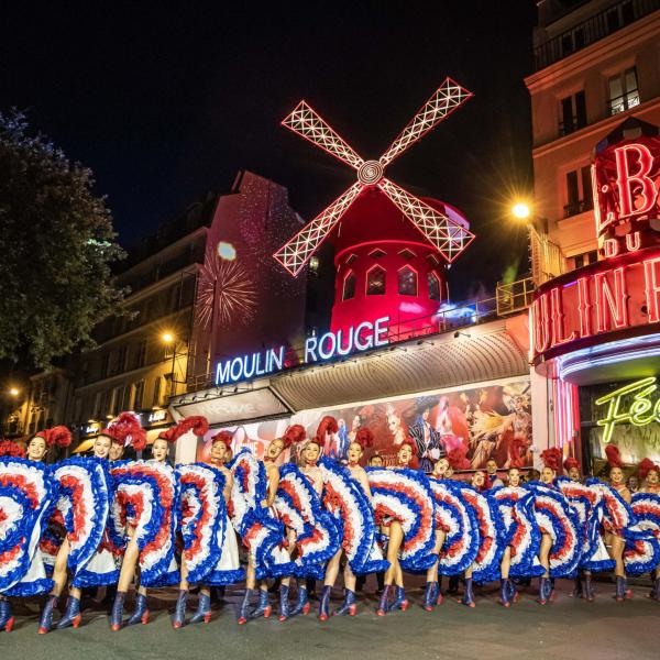 Parigi, il Moulin Rouge ha di nuovo le pale del mulino: festa in strada con can-can | VIDEO