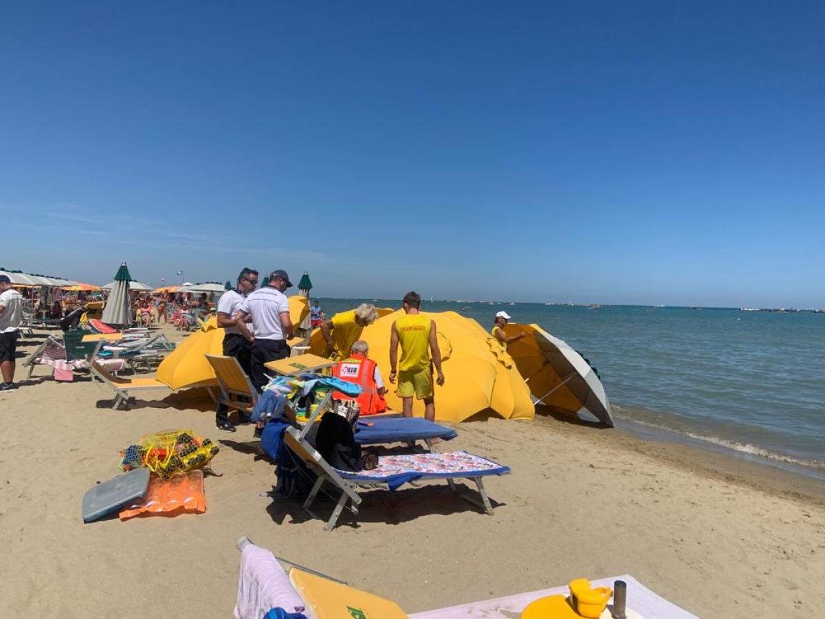 Cesenatico, dramma in spiaggia: anziano muore dopo un malore sul ba…