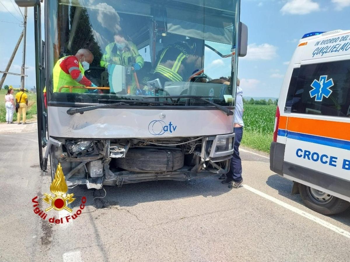 Verona, autobus di linea esce fuori strada: chi è la donna morta nell’incidente? Sette le persone ferite | FOTO