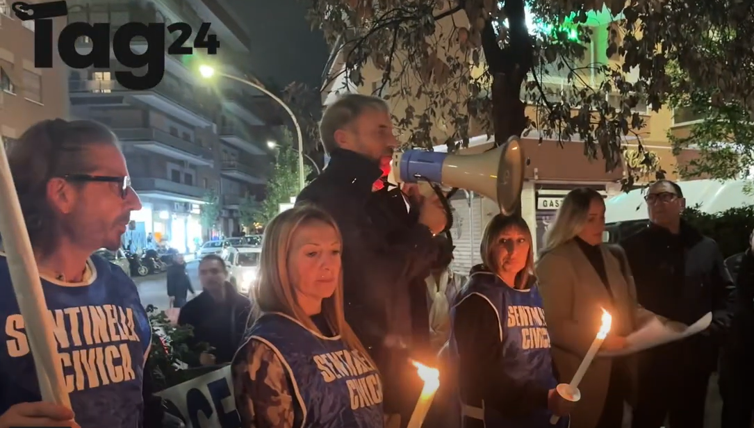 Roma, fiaccolata e raccolta firme a Largo Boccea contro degrado e criminalità. Gli abitanti: “Fiumi di droga e alcol, dopo le 21 non si può uscire” | VIDEO