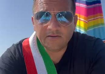 Foggia, il lago di Varano sta morendo e il sindaco di Cagnano si incatena per protesta: “Servono interventi urgenti, ma la Regione pensa solo al Salento” | ESCLUSIVA