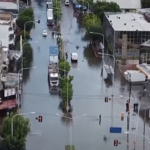 Maltempo in Argentina, forti temporali a Buenos Aires: strade allagate e voli in ritardo