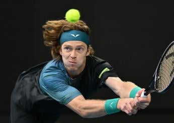 Australian Open, Rublev soffre e poi scherza: “Il vostro tifo mi stava costando…”