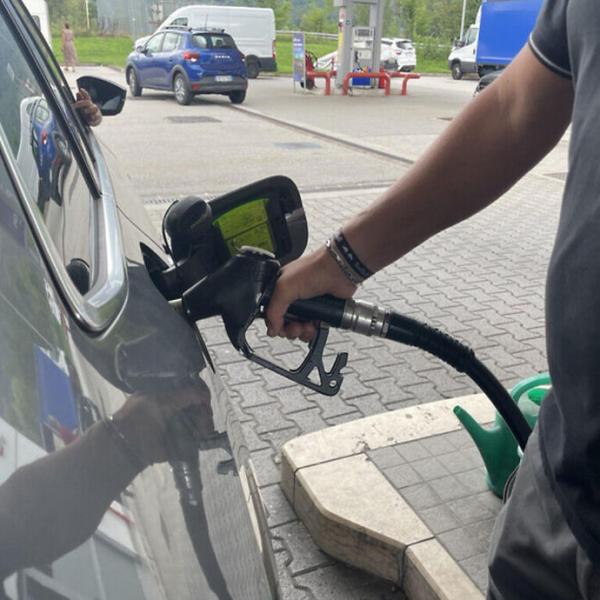 Bonus benzina o buono abbonamento mezzi pubblici nella social card ‘Dedicata a te’, ecco qual è l’importo e quando arriva 