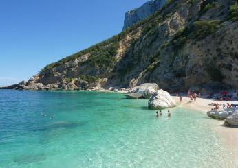 A Cala Mariolu è stata imbrattata una scogliera. L’assessore Marco Porcu: “Idioti, fatevi avanti e ripulite”