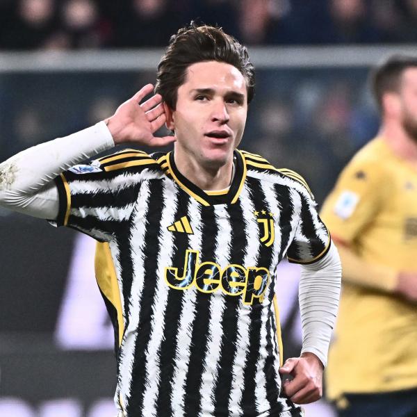 Federico Chiesa, proposta di matrimonio con anello: Lucia ha detto si all’attaccante della Juve a Venezia | Foto