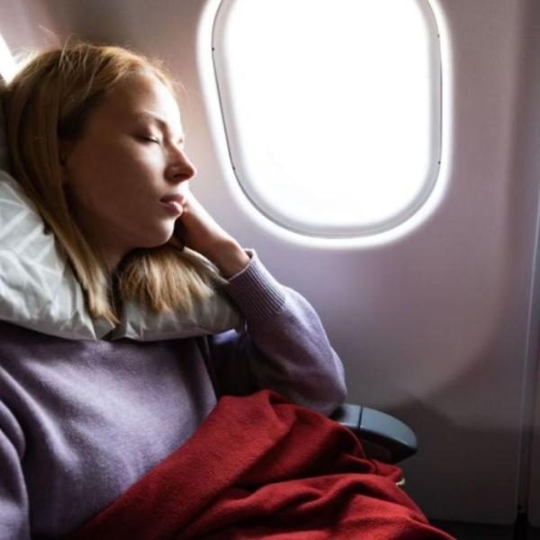 Come riuscire a dormire in aereo, ecco i consigli per fare un viaggio riposante