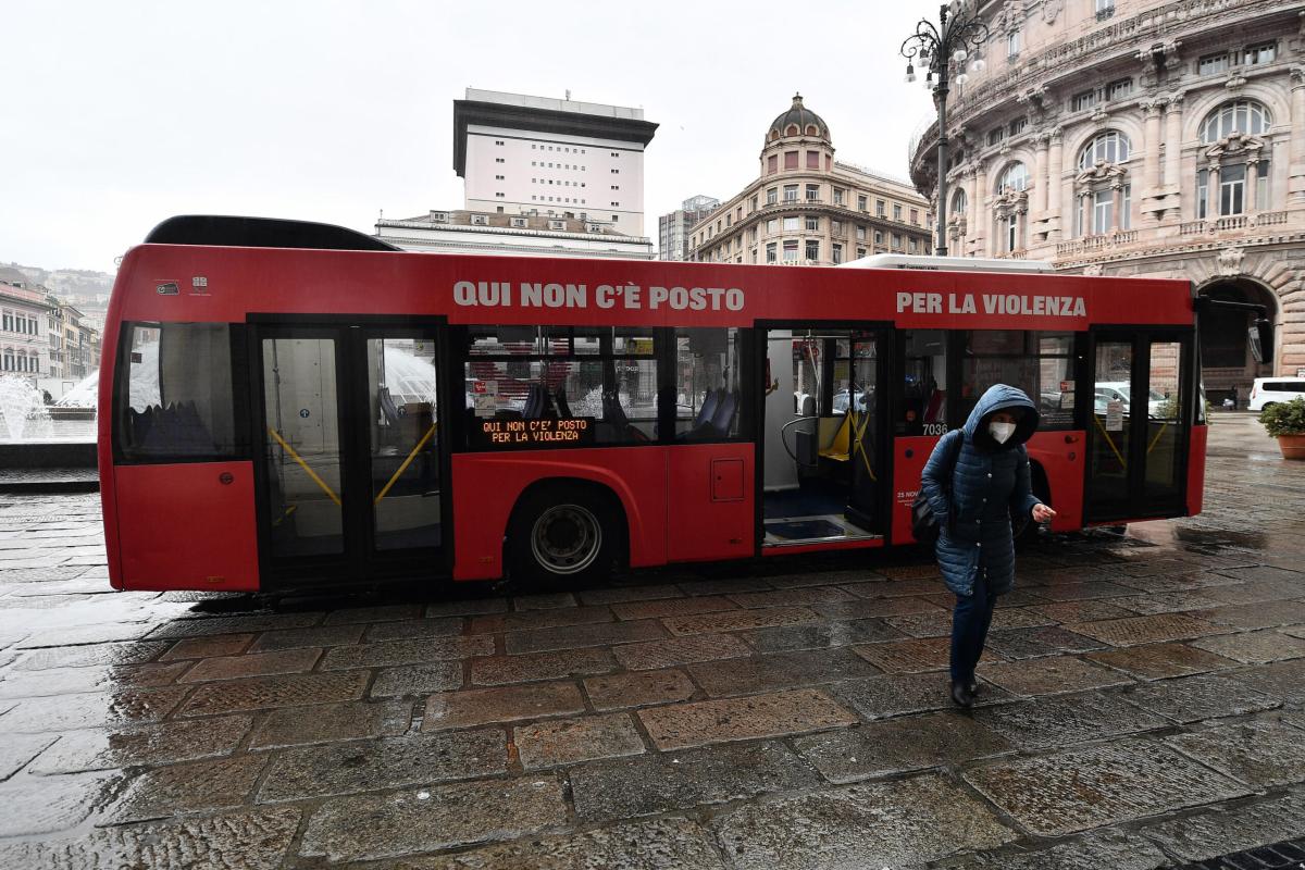 Genova, aggressione a passeggeri di un bus: denunciati 5 giovani