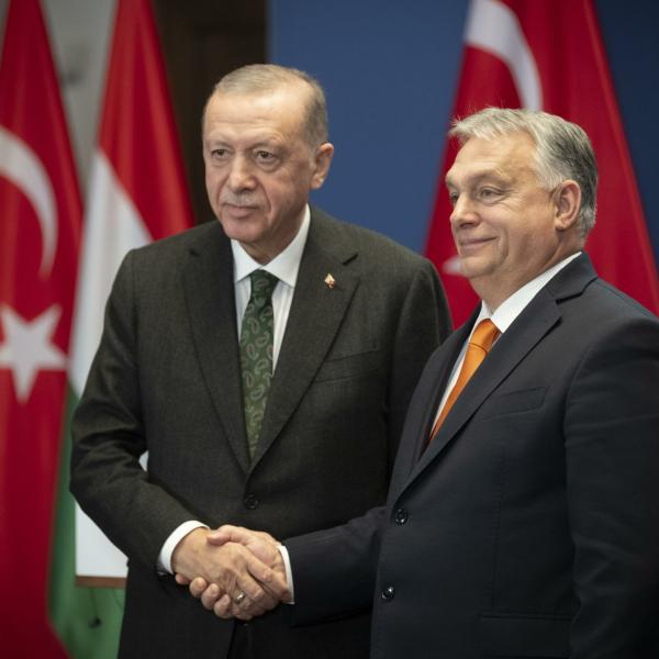 Orban ed Erdogan tra migranti e Ue: “Al lavoro per integrazione europea della Turchia”