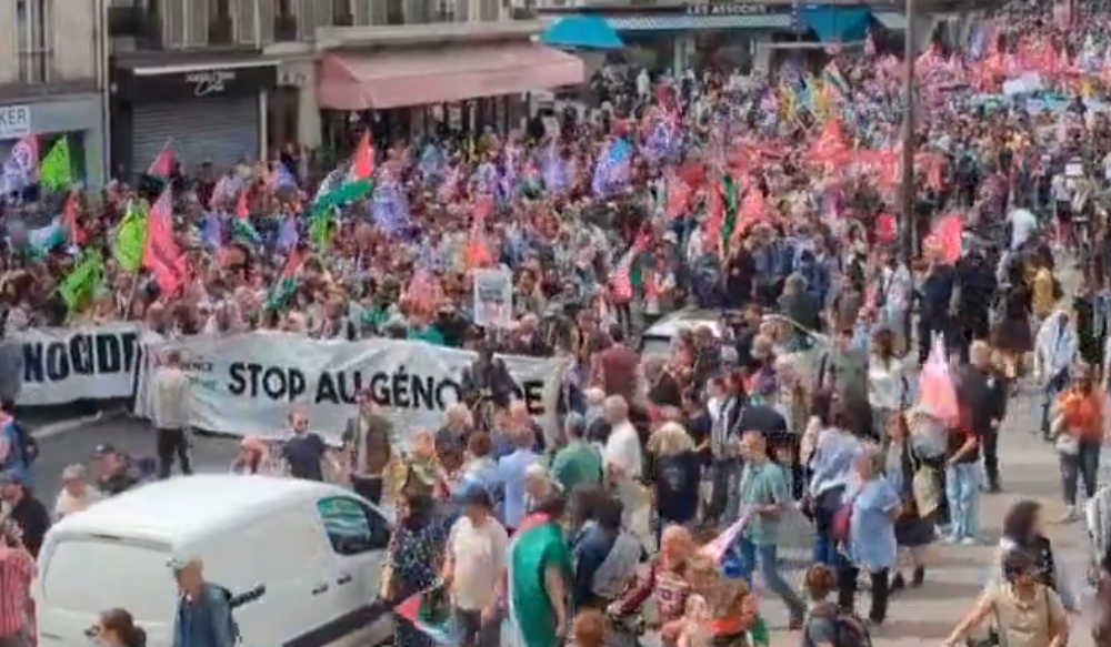 Francia, migliaia di manifestanti pro-Palestina invadono le strade della capitale urlando “Macron complice” durante la visita di Biden | VIDEO