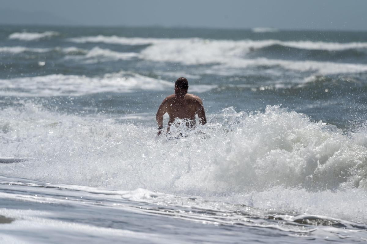 Pisa, doppia tragedia in spiaggia: due turisti muoiono annegati