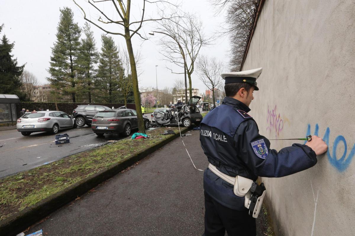 Milano, auto si ribalta e schiaccia contro un palo una ciclista: è …