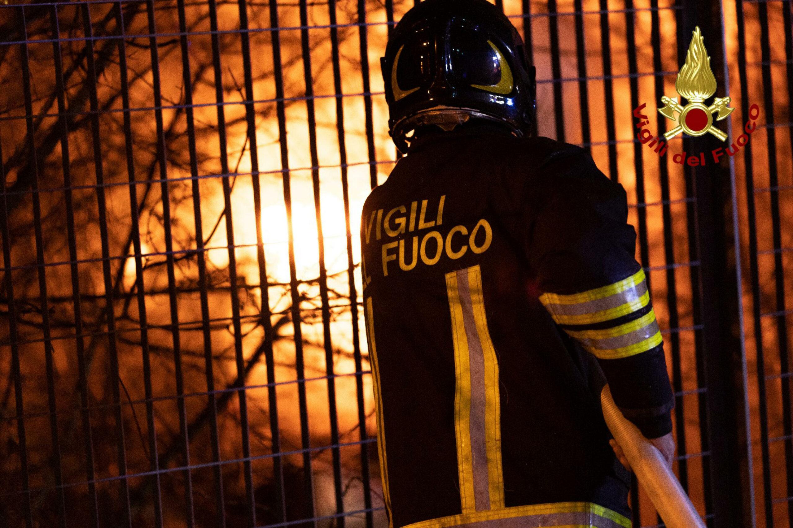 Cosenza, incendio in una palazzina di Scalea: danneggiato un negozio