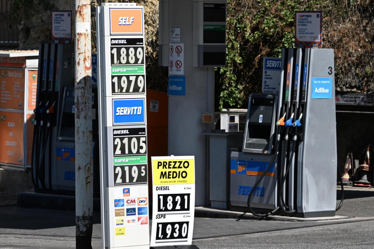 Ravenna, uomo cerca di darsi fuoco vicino ad un distributore di benzina: fermato dalla polizia