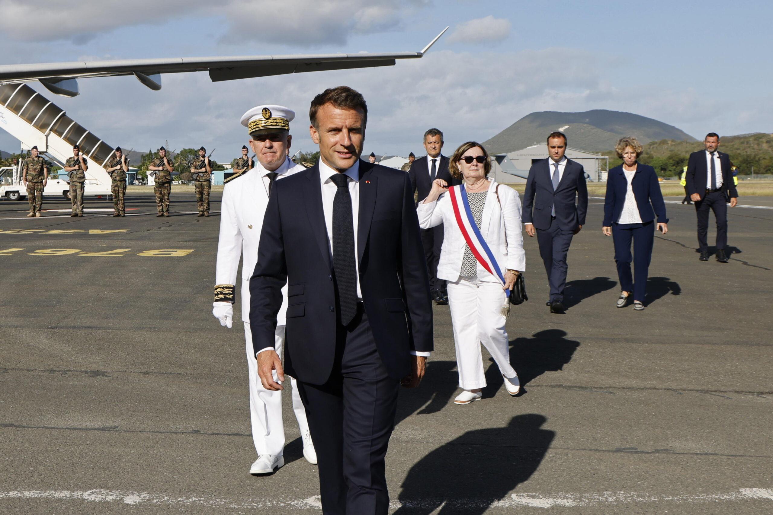 Caos in Nuova Caledonia, Macron atterra a Nuomea: “La prima cosa è l’ordine, la calma e la pace”