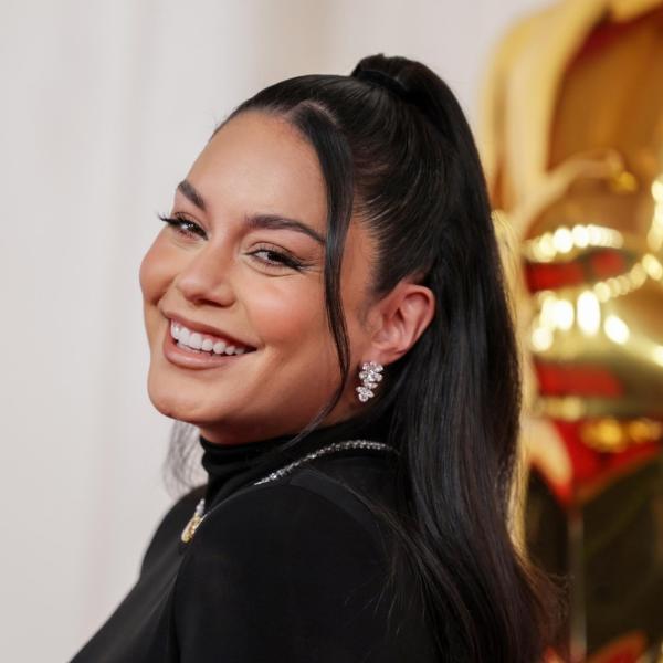 Vanessa Hudgens è diventata mamma per la prima volta: le foto fuori l’ospedale 