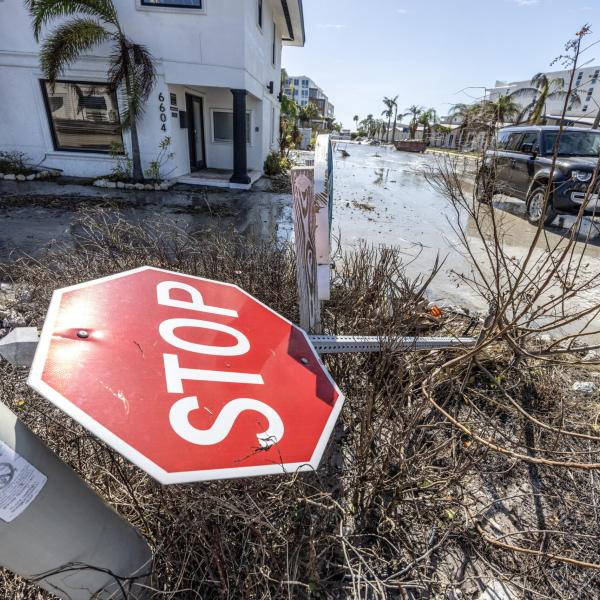 Uragano Milton, la Florida verifica il bilancio dei danni: almeno 14 morti. Fake news dilagano sui social | FOTO