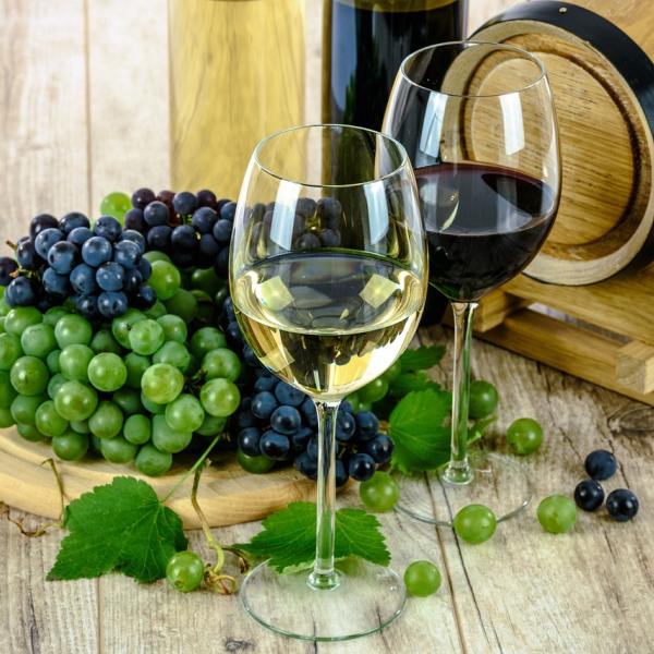 Quante calorie in un bicchiere di vino? Attenzione alla differenza tra bianco e rosso