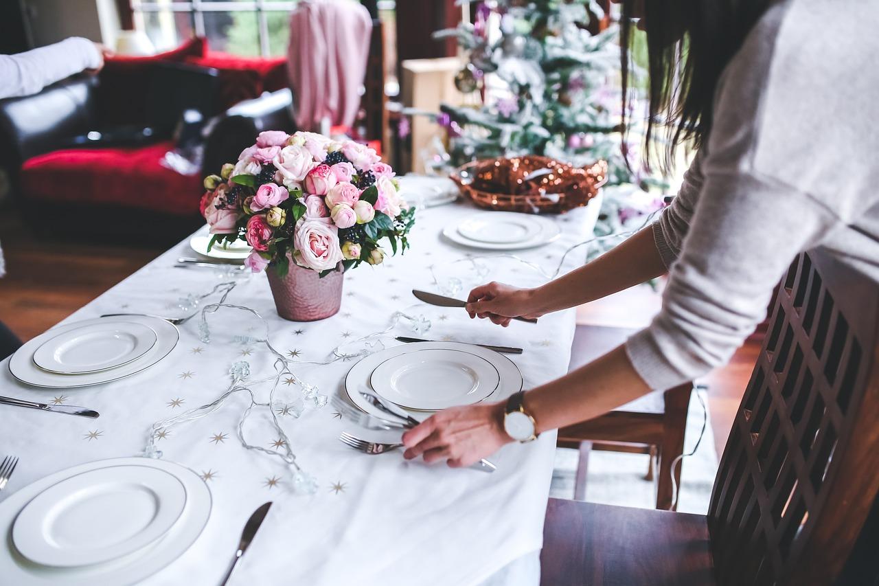 Come apparecchiare la tavola secondo il galateo e fare bella figura con gli ospiti