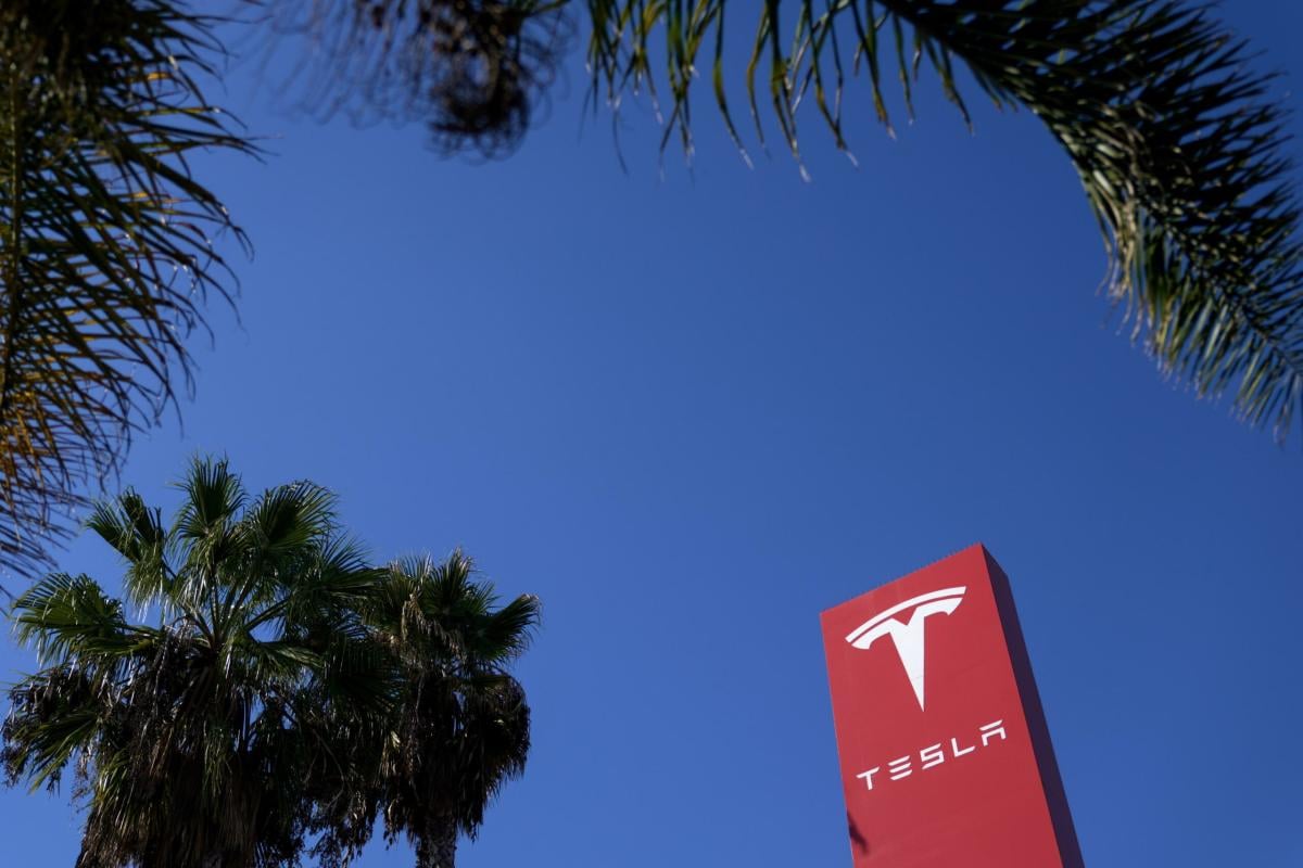 Usa, Tesla avvia il richiamo di oltre 2 milioni di auto: “Rischi as…