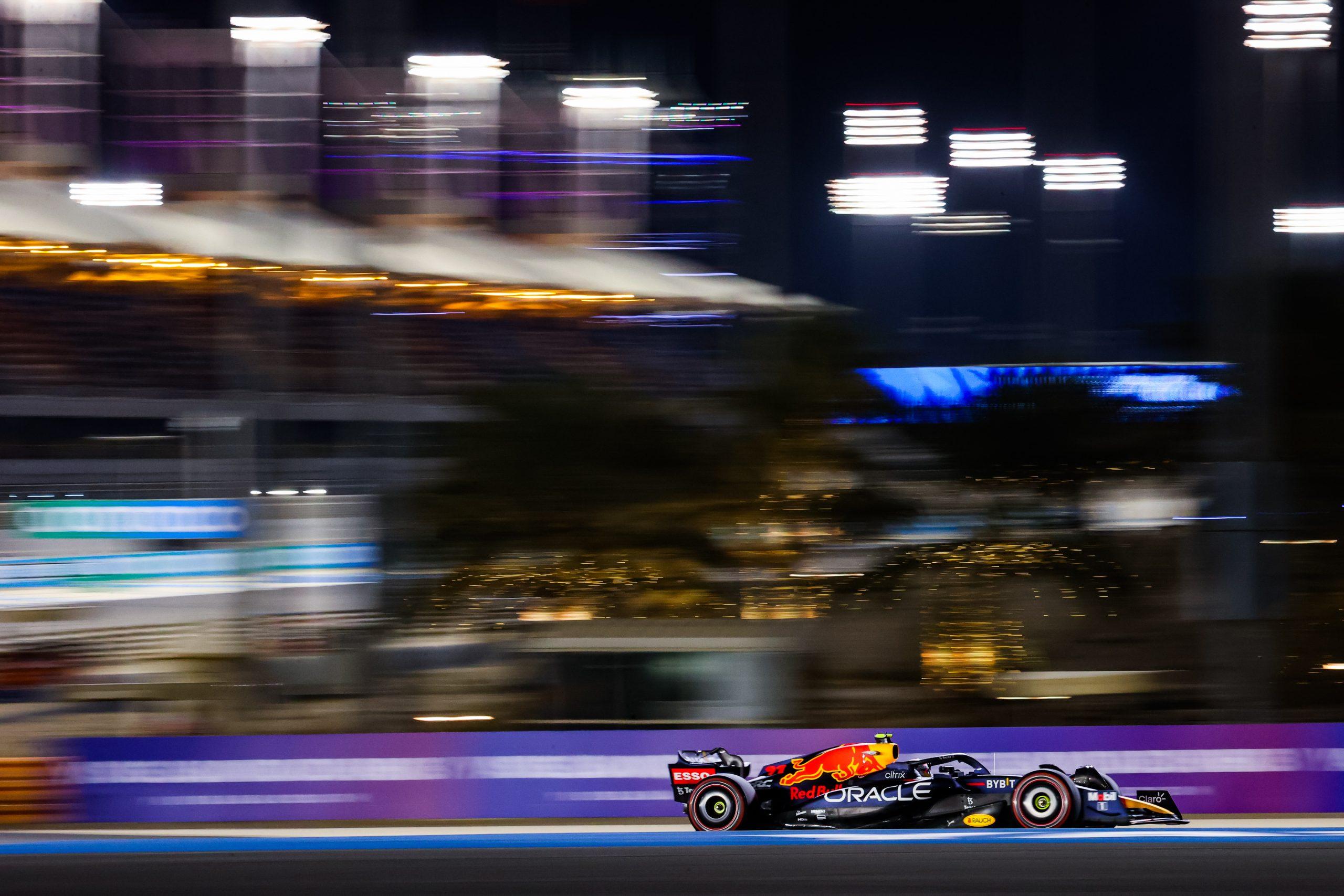 Formula 1, Sergio Perez vince sotto inchiesta il GP di Singapore. 2° Leclerc, 3° Sainz