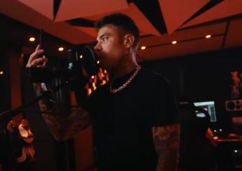 Fedez e la nuova risposta a Tony Effe: “Tony Lucrarelli”, testo e significato della canzone del dissing