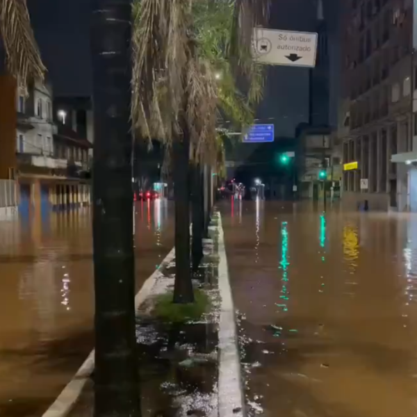 Brasile, il maltempo continua a uccidere: sale a 78 il bilancio delle vittime dell’alluvione. Oltre 115mila gli sfollati a Porto Alegre | VIDEO