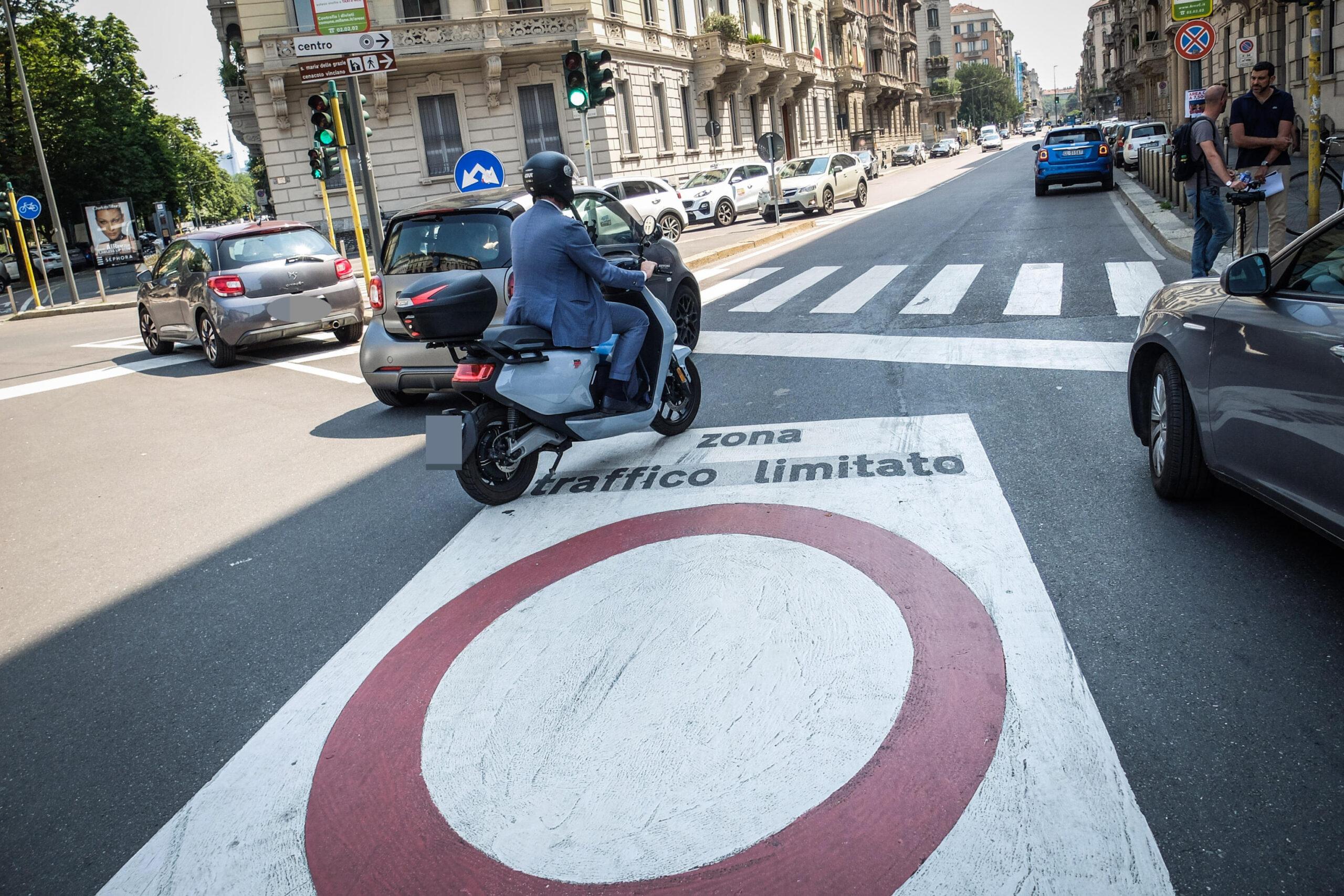 Milano, Area C: quanto costa dopo l’aumento? Quali auto possono accedere?