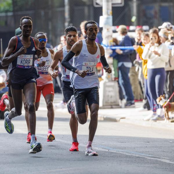 Obiri e Tola vincono la Maratona di New York, Iliass Aouani settimo