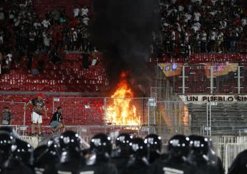 Cile, tifosi provocano incendio durante la Supercoppa. Distrutto il memoriale delle vittime della dittatura Pinochet