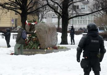 Russia, più di 400 persone arrestate mentre rendevano omaggio a Navalny