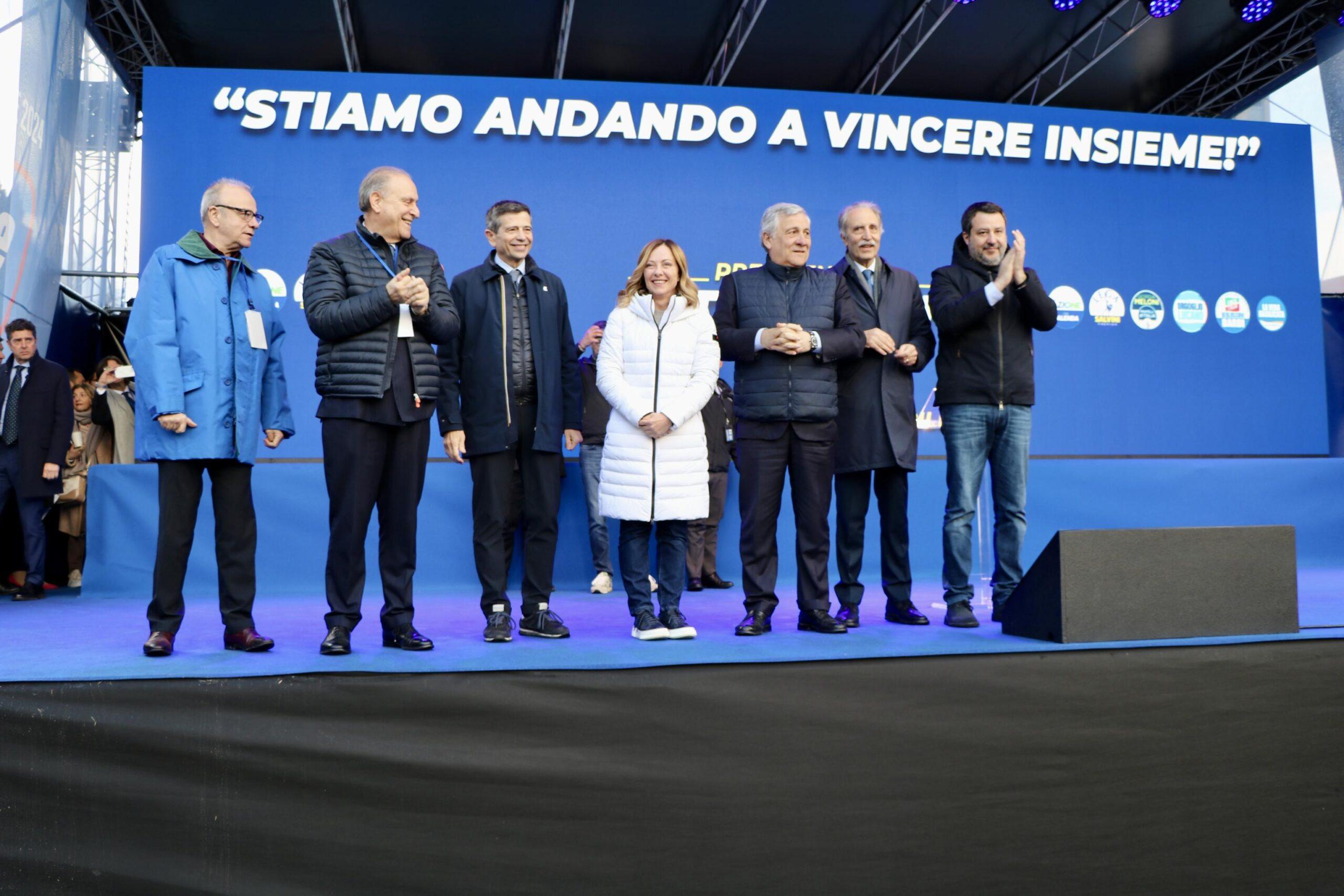 Elezioni in Basilicata 2024, il centrodestra a Potenza per il comizio finale. Meloni: “Finita la repubblica delle banane”, Salvini: “Siamo orgogliosi del nostro lavoro” | VIDEO