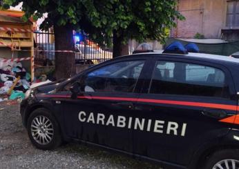 Orrore a Bergamo, cadavere senza documenti trovato in un cassonetto di abiti a Canonica d’Adda. Indagini in corso