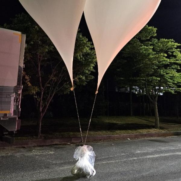 Corea del Nord, palloncini pieni di rifiuti, feci e volantini propagandistici lanciati sulla Corea del Sud. Seoul: “Minaccia alla sicurezza”