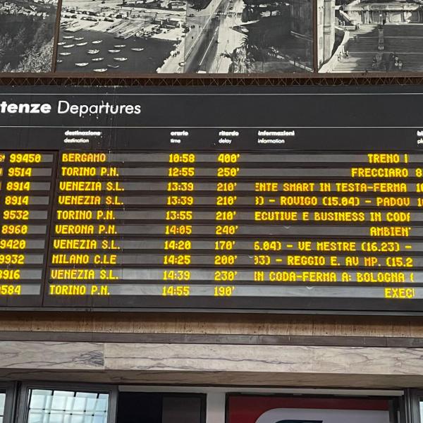 Firenze, treni bloccati per un guasto alla stazione di Rovezzano: ritardi fino a 180′ | FOTO