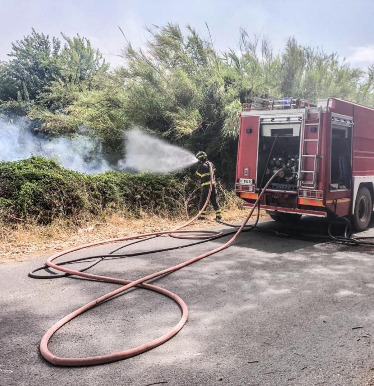 Incendio a Olbia, forte esplosione a Bados: in fiamme un camper, mo…