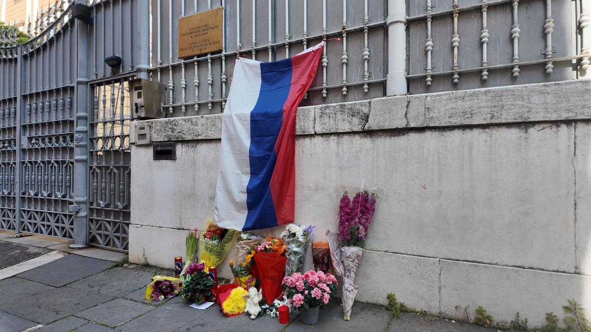 Ambasciata russa a Roma, fiori e cordoglio per la strage di Mosca da parte dei cittadini italiani | VIDEO