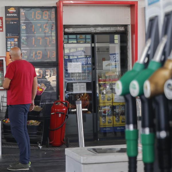 Caro benzina, lo Stato incasserà 2,2 miliardi dal rientro dalle vacanze degli italiani