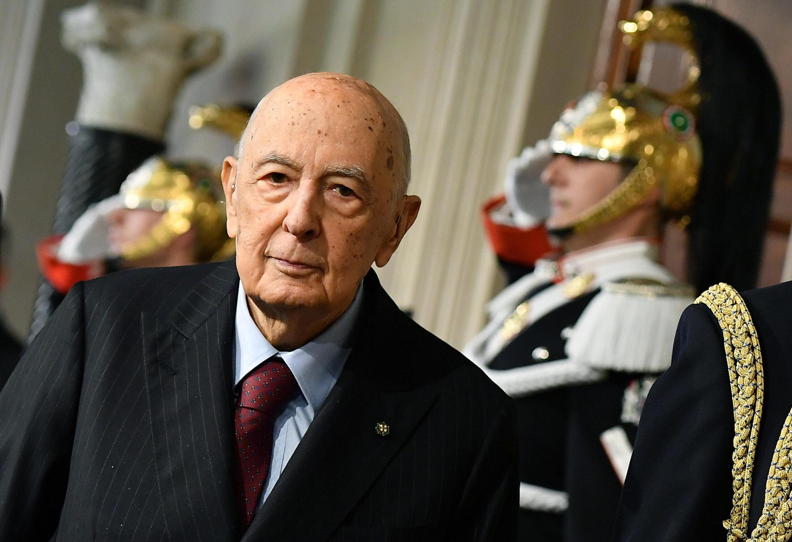 Morte Giorgio Napolitano, i commenti degli hater sui social: “Finalmente”, “Brucia all’inferno”