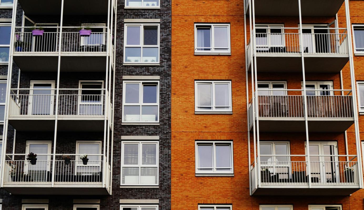 Chi è il 12enne che si è gettato dal balcone ad Agrigento? Minacciato con un coltello da una coetanea