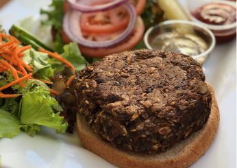 Come si realizzano i veggie burger? I trucchi per ottenere una consistenza perfetta