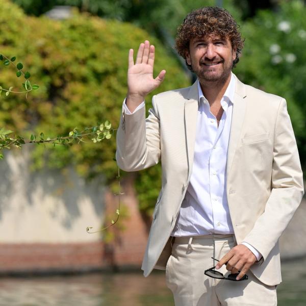 Alessandro Siani a Venezia parla del musical di Mare Fuori: “Dobbiamo demonizzare chi agisce in modo sbagliato” | VIDEO